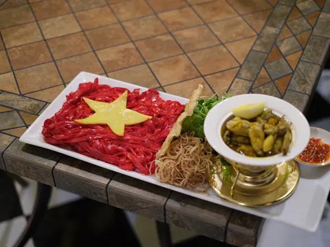 Nấu món mì Quảng hình quốc kì để cổ vũ đội tuyển Việt Nam